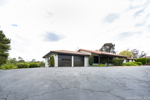627 Elm Tree LN, Fallbrook CA: https://media.crmls.org/mediaz/fca89d01-4237-49de-b78c-6072aa01f96d.jpg