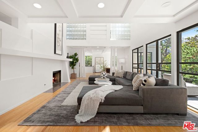 2477 Canyon Oak Drive, Los Angeles CA: https://media.crmls.org/mediaz/fca98bc0-8c6d-4c58-9904-f214c0fd3b8f.jpg