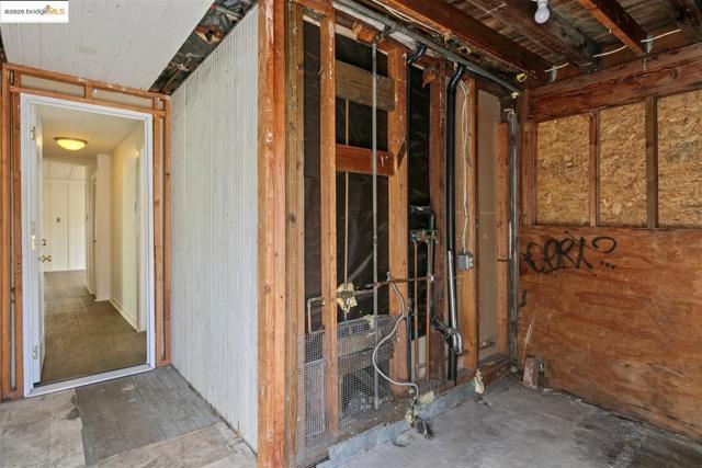 1406 Kains Ave, Berkeley CA: https://media.crmls.org/mediaz/fcaa799e-5b64-457c-b262-52ee2a904548.jpg