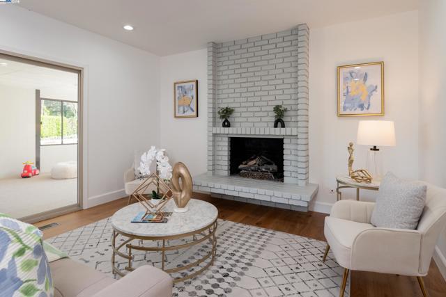 310 Trestle Glen Ct, Walnut Creek CA: https://media.crmls.org/mediaz/fcaad93c-6cc4-432c-956b-da36944ab6fc.jpg
