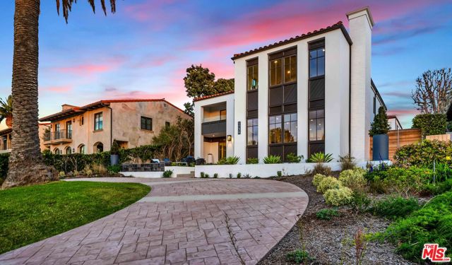 1736 Paseo Del Mar, Palos Verdes Estates CA: https://media.crmls.org/mediaz/fcab424d-5cee-43fb-92c5-08433df05883.jpg