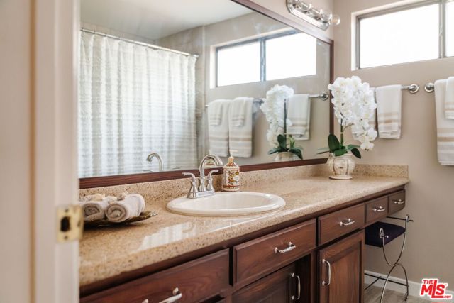 4837 Round Top Drive, Los Angeles CA: https://media.crmls.org/mediaz/fcab4ac0-a4a4-4953-811c-3d7d32525526.jpg