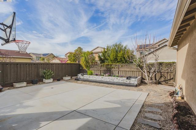 2239 Jessica Way, Tracy CA: https://media.crmls.org/mediaz/fcabf693-e52b-4538-87f3-91efef66c832.jpg