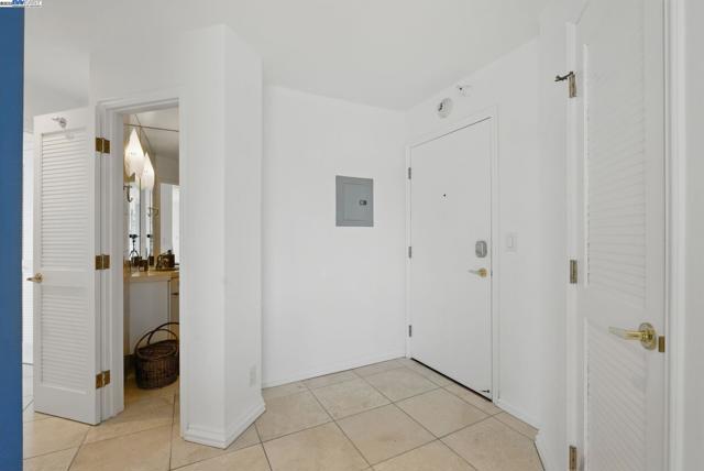 3 Commodore Dr, Emeryville CA: https://media.crmls.org/mediaz/fcac0e55-2c0c-4758-a4bd-c9cb0848fce6.jpg