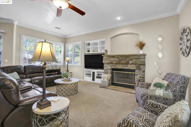 1117 Teal Ct, Brentwood CA: https://media.crmls.org/mediaz/fcac1cd0-a077-420f-bb75-22cb6d1ca5b0.jpg