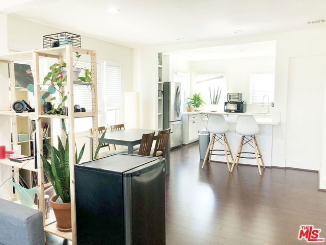 2419 3Rd Avenue, Los Angeles CA: https://media.crmls.org/mediaz/fcad6ac7-6e38-4381-8a5a-8608493173fe.jpg