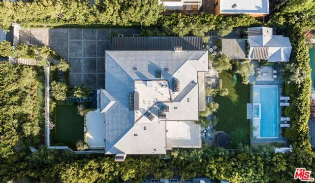 127 S Burlingame Avenue, Los Angeles CA: https://media.crmls.org/mediaz/fcadba17-9d89-4a77-b9d2-4107875f5f8e.jpg