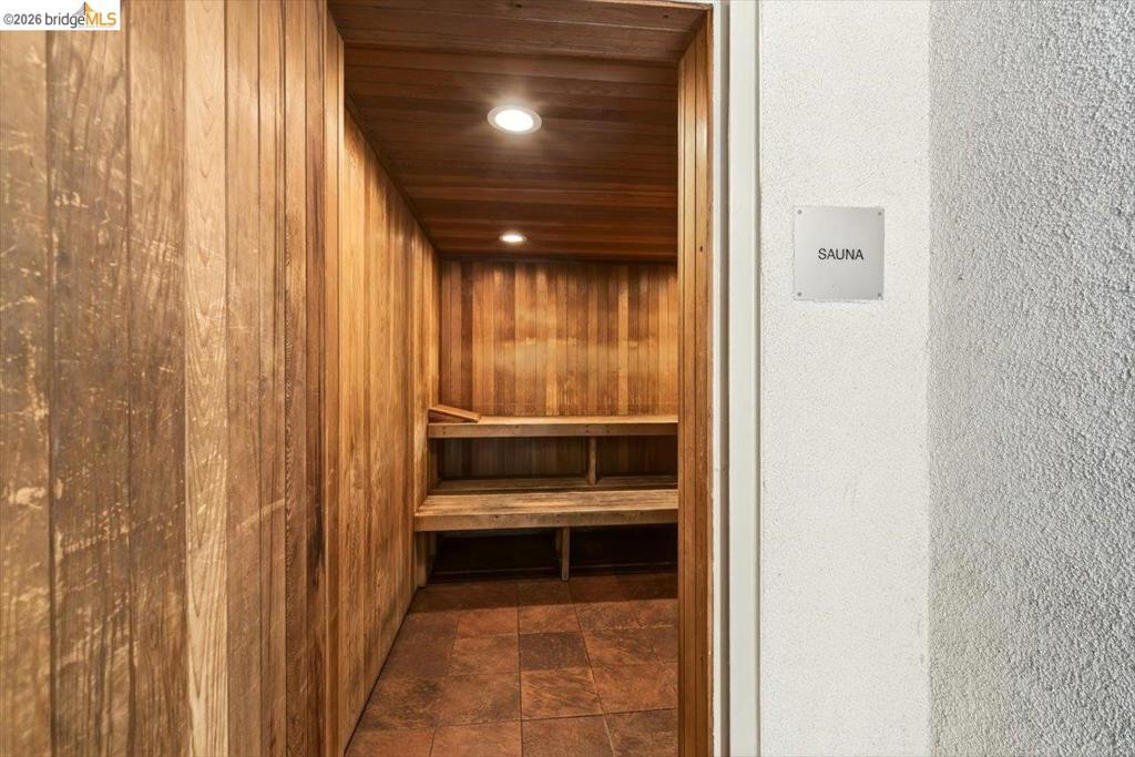 https://media.crmls.org/mediaz/fcadfec3-dbfb-41d5-a98e-2e5b6759857c.jpg?preset=X-Large