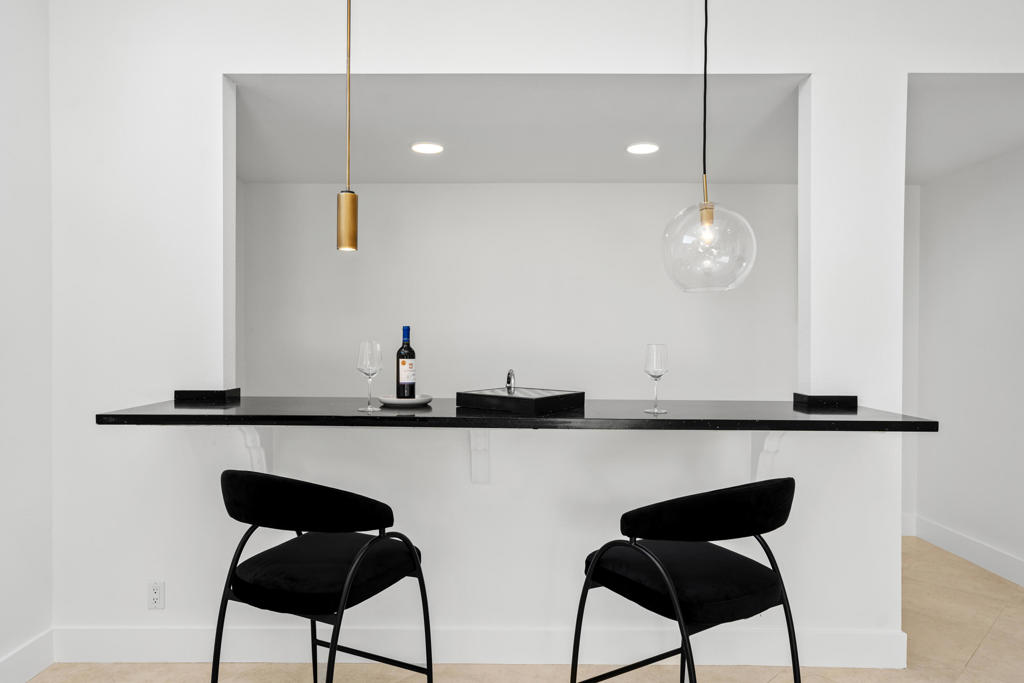 https://media.crmls.org/mediaz/fcaef10c-bc5e-4fd3-b09e-f162bebfe449.jpg?preset=X-Large