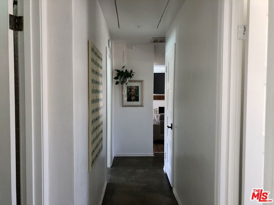 https://media.crmls.org/mediaz/fcafec6a-dcc5-421a-8954-d7bab98884af.jpg?preset=X-Large