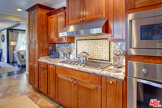 6322 W 78TH Place, Westchester CA: https://media.crmls.org/mediaz/fcb0562c-82c8-45eb-b555-9a199539b934.jpg