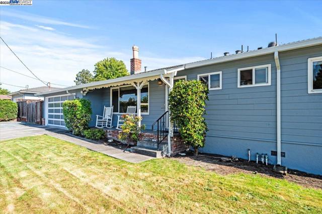 4105 Heyer Ave, Castro Valley CA: https://media.crmls.org/mediaz/fcb0ce59-945d-45fb-8b3a-e0c39d435f4f.jpg