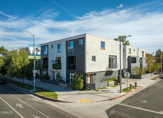 11594 Riverside Drive, Valley Village CA: https://media.crmls.org/mediaz/fcb0e122-34ce-4bf0-931e-9093252fef96.jpg