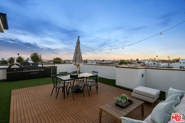 542 1/2 N Serrano Avenue, Los Angeles CA: https://media.crmls.org/mediaz/fcb16408-8810-4369-bc61-a764e10d14f3.jpg