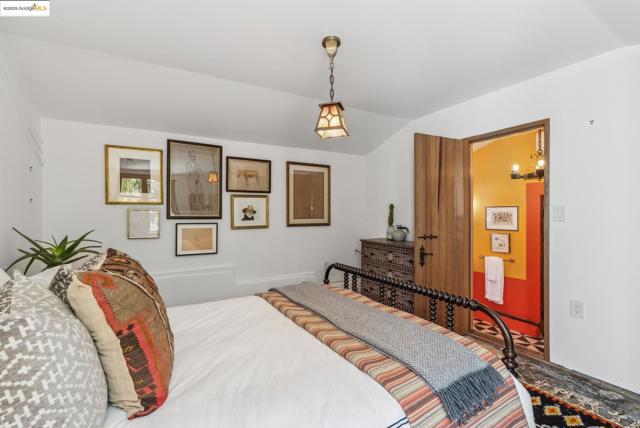 6801 Estates Dr, Oakland CA: https://media.crmls.org/mediaz/fcb27035-7a3e-454b-ae5f-160d86f2070a.jpg