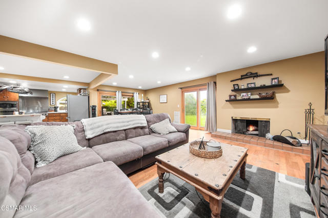2719 Licia Place, Simi Valley CA: https://media.crmls.org/mediaz/fcb4139e-5976-43b6-bfe9-6a9cbbaeaec6.jpg