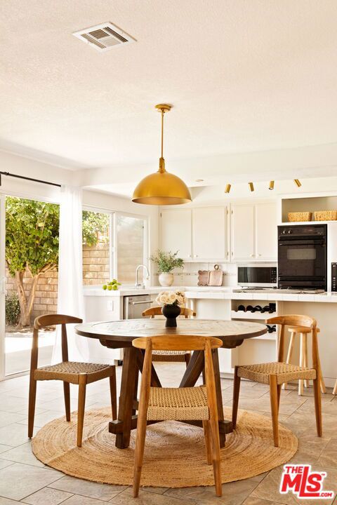 2425 Dusan Street photo 7