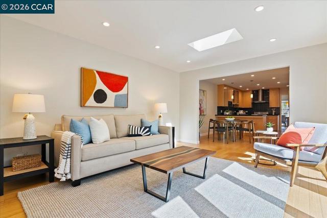 7 Doral Dr, Moraga CA: https://media.crmls.org/mediaz/fcb715b7-d265-4abc-8df6-db8a8ae9abce.jpg