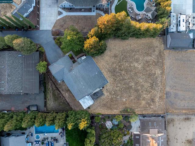 5200 Myrtle Dr, Concord CA: https://media.crmls.org/mediaz/fcb7ca40-ae9d-42a1-b1f2-4ce14c26a05b.jpg