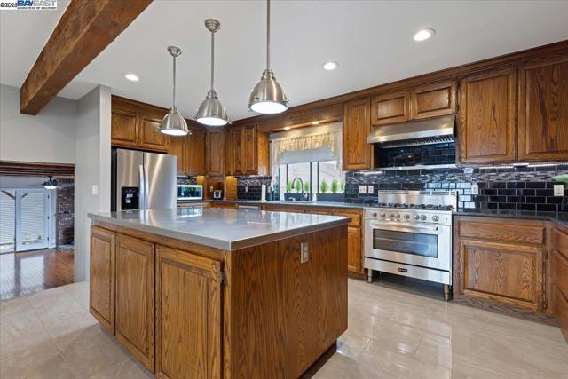 1672 Crescent Avenue, Castro Valley CA: https://media.crmls.org/mediaz/fcba4c1e-17b7-4e26-903f-4185345f8a95.jpg