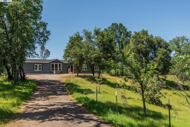 21679 Squaw Grass Trail, Redding CA: https://media.crmls.org/mediaz/fcba5e61-bdc0-4890-bef1-c2bb07306e49.jpg
