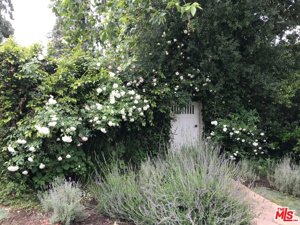 https://media.crmls.org/mediaz/fcba86f6-b598-418c-ae10-0cde9a338475.jpg?preset=X-Large