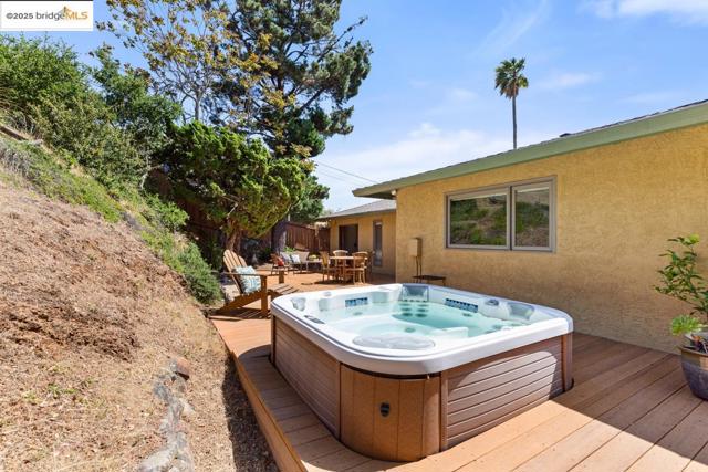11718 Cranford Way, Oakland CA: https://media.crmls.org/mediaz/fcbab61b-ed18-4449-9426-9df0d026051a.jpg