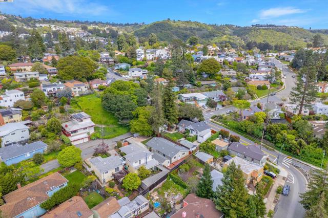 4433 Fair Ave, Oakland CA: https://media.crmls.org/mediaz/fcbb7ec9-2779-4f31-be21-75536599c5a9.jpg