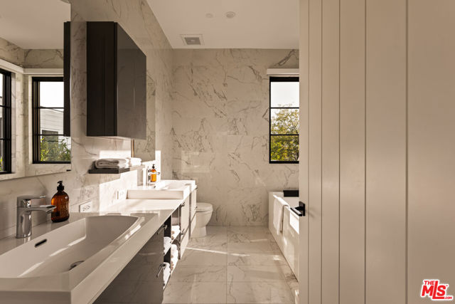 6607 Maryland Drive, Los Angeles CA: https://media.crmls.org/mediaz/fcbb9d86-74be-4b89-b7ef-d98b6ebd4e2c.jpg