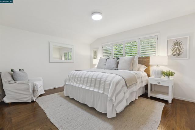 51 Ivy Dr, Orinda CA: https://media.crmls.org/mediaz/fcbc3d37-93f5-4a0c-bdb1-0395979db1f2.jpg