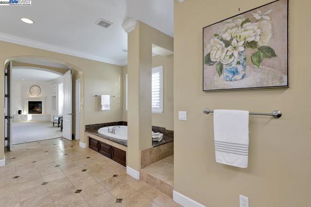 1037 Sunset Creek Ln, Pleasanton CA: https://media.crmls.org/mediaz/fcbc3dbf-ee3d-4294-ab78-754f617201a9.jpg