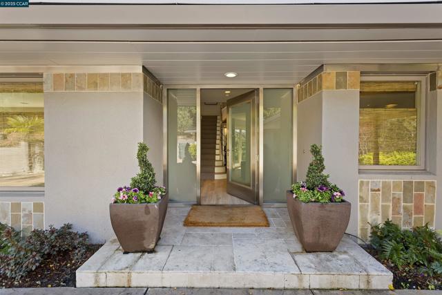 1121 Estates Dr, Lafayette CA: https://media.crmls.org/mediaz/fcbc40c1-21ee-48ac-83b8-1225b8dae2f8.jpg