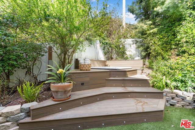 1110 N Beverly Glen Boulevard, Los Angeles CA: https://media.crmls.org/mediaz/fcbd483c-f1f4-493e-9feb-e23e2f6b1c0f.jpg