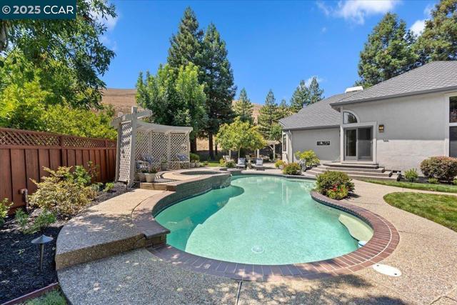 4101 Fox Creek Ct, Danville CA: https://media.crmls.org/mediaz/fcbdab0e-d57a-4511-8910-6b582c542775.jpg