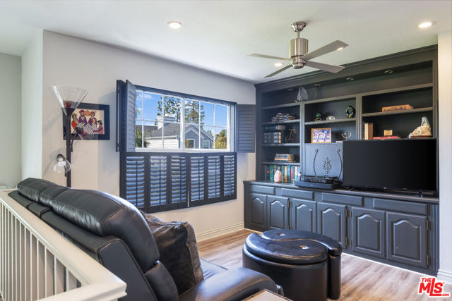 13082 Mindanao Way, Marina del Rey CA: https://media.crmls.org/mediaz/fcbdf406-5840-4fee-9cec-ed4aae14bbd1.jpg