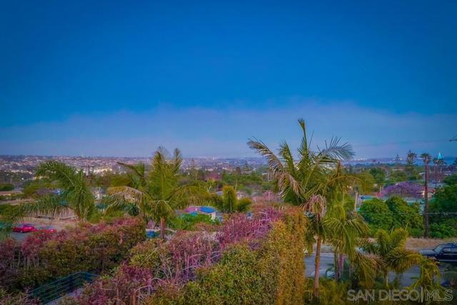 2318 Chalcedony St, San Diego CA: https://media.crmls.org/mediaz/fcbe0426-324b-4a09-91c2-b84b2524a397.jpg