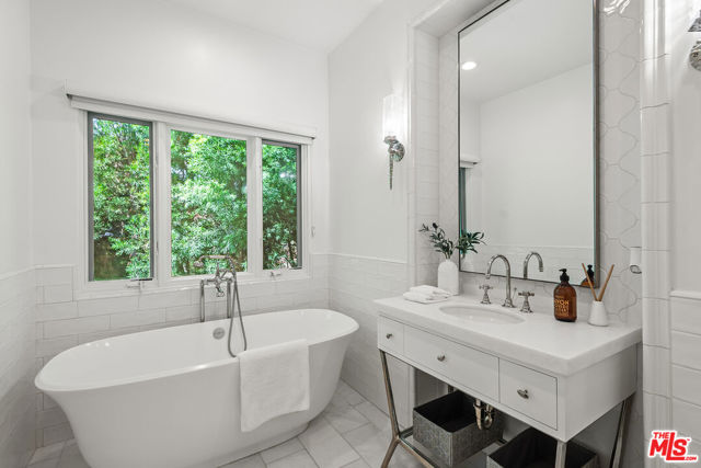 9928 Toluca Lake Avenue, Toluca Lake CA: https://media.crmls.org/mediaz/fcbf3bd5-25da-473e-99fe-6320323d86c8.jpg