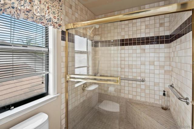1705 Hawk View Dr, Encinitas CA: https://media.crmls.org/mediaz/fcc00676-c260-41d5-8bb2-e51f49a18362.jpg