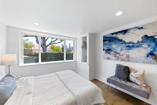 1032 Toyon Drive, Burlingame CA: https://media.crmls.org/mediaz/fcc042a3-4f8c-4990-8c77-7da26feff05a.jpg