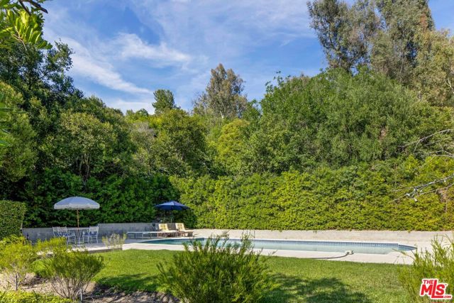 3734 Longridge Avenue, Sherman Oaks CA: https://media.crmls.org/mediaz/fcc0524f-5982-4383-a9e4-99cbe5f2ffb2.jpg