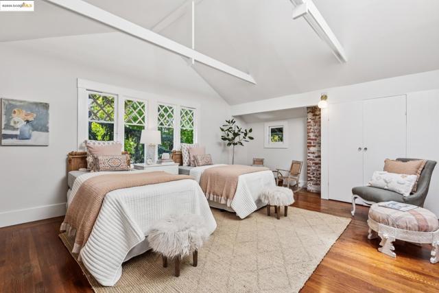 3019 Benvenue Ave, Berkeley CA: https://media.crmls.org/mediaz/fcc1186d-4321-4478-931f-2ded7c91ea0a.jpg