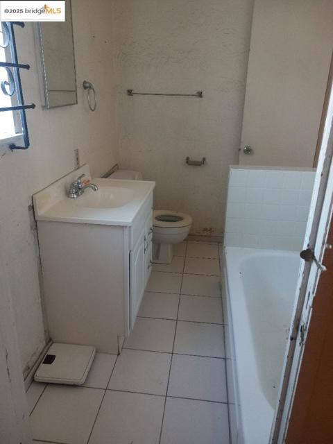 238 S 3Rd St, Richmond CA: https://media.crmls.org/mediaz/fcc1473f-249a-4a9b-98c4-cdc11aa935d8.jpg