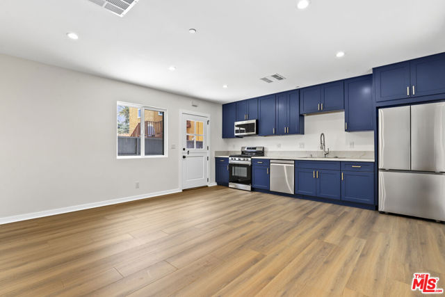 2700 S Palm Grove Avenue, Los Angeles CA: https://media.crmls.org/mediaz/fcc1c84b-7366-4507-8d1c-c0d8e657c4a5.jpg