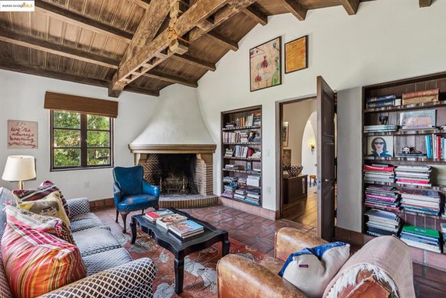 6801 Estates Dr, Oakland CA: https://media.crmls.org/mediaz/fcc2a1f9-e32f-42f7-ba32-a8be5d367bbd.jpg