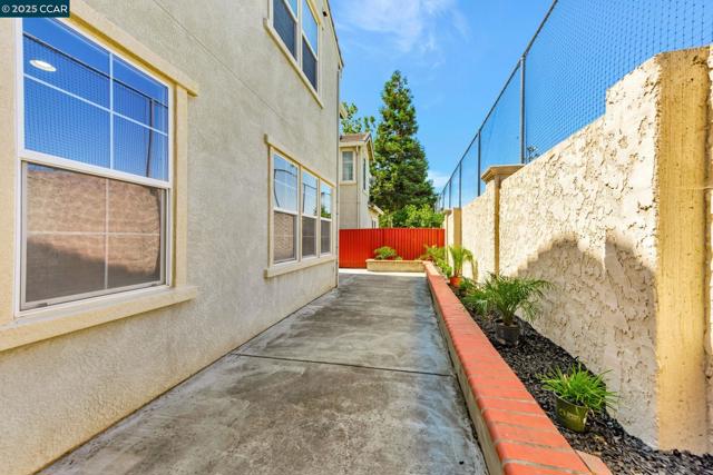 237 Dutra Vernaci Dr, Union City CA: https://media.crmls.org/mediaz/fcc330ca-ee26-42cd-887f-64d41c6e5cee.jpg