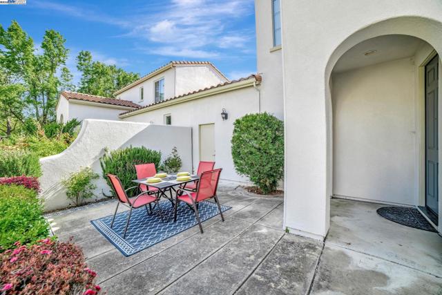 3312 Amaryllis Cir, San Ramon CA: https://media.crmls.org/mediaz/fcc3d1bf-629c-4abe-be4e-a1872e2cb564.jpg
