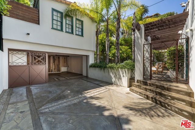 8249 Marmont Lane, Los Angeles CA: https://media.crmls.org/mediaz/fcc46dd6-9af4-4343-ae69-5b3f9d08d4ec.jpg