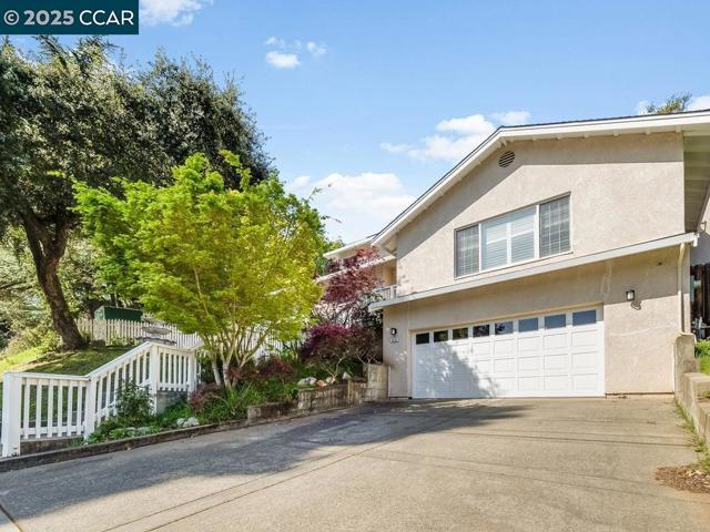 4430 Canyon Way, Martinez CA: https://media.crmls.org/mediaz/fcc4dade-6269-48d3-a984-4f8c4734730d.jpg