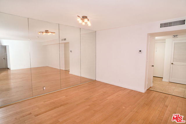 416 N Oakhurst Drive, Beverly Hills CA: https://media.crmls.org/mediaz/fcc5a497-696d-4bfc-9cc3-f23c12778481.jpg