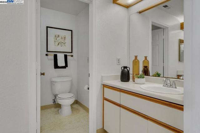 21917 Nugget Canyon Dr, Castro Valley CA: https://media.crmls.org/mediaz/fcc75e2f-06fb-433a-a39d-c6cbd958c5f4.jpg